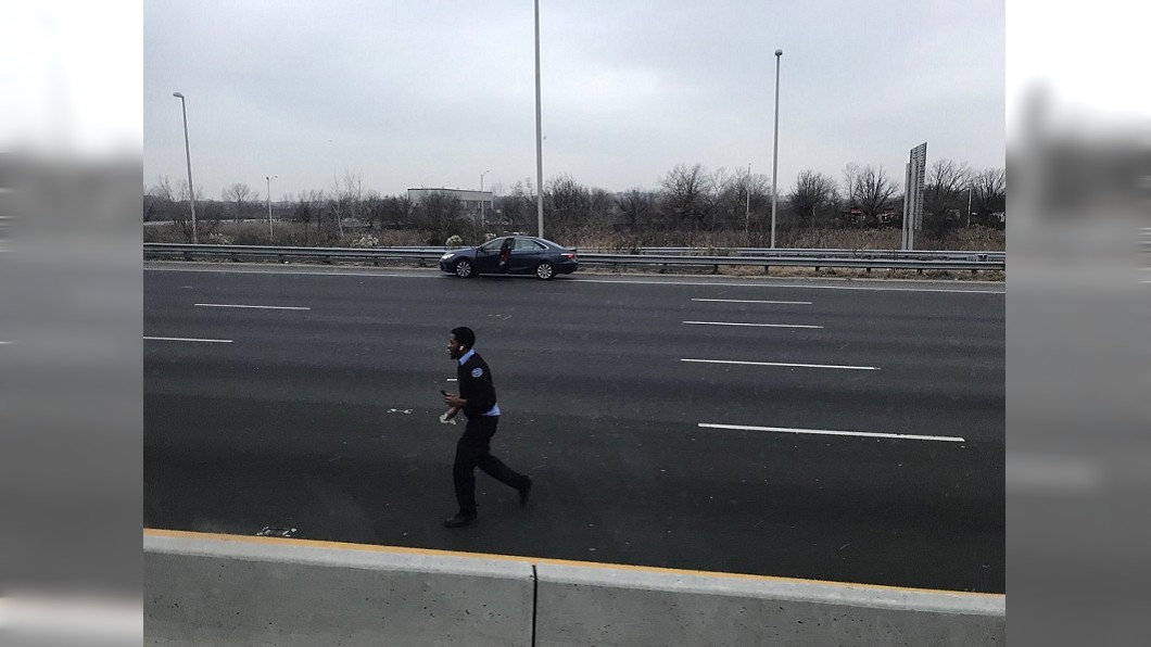 美紐澤西運鈔車紙鈔撒公路! 民眾搏命跳車搶錢