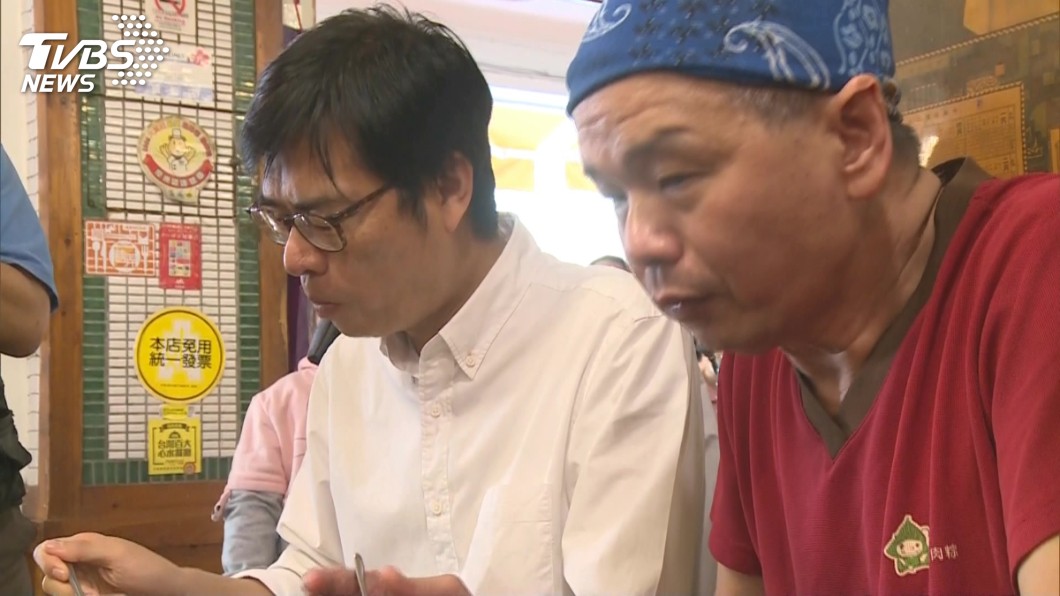 陳其邁今日現身郭家肉粽。圖／TVBS