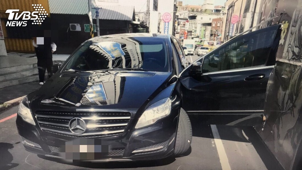 賓士違停挨撞!升級「180度全開車門」 女駕駛:風大