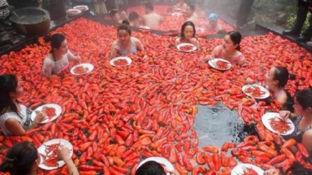 用看的就辣!她泡「人肉麻辣鍋」1分鐘狂嗑20根辣椒