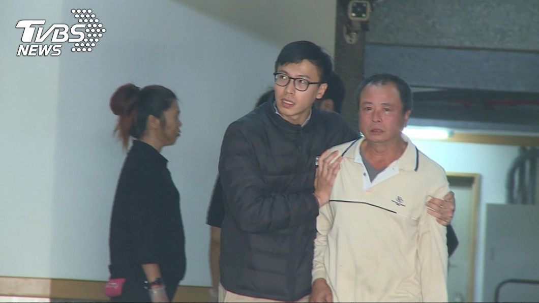 孝子遭無照撞碎慘死 爸媽不忍杖棺…燒紙紮狗道別
