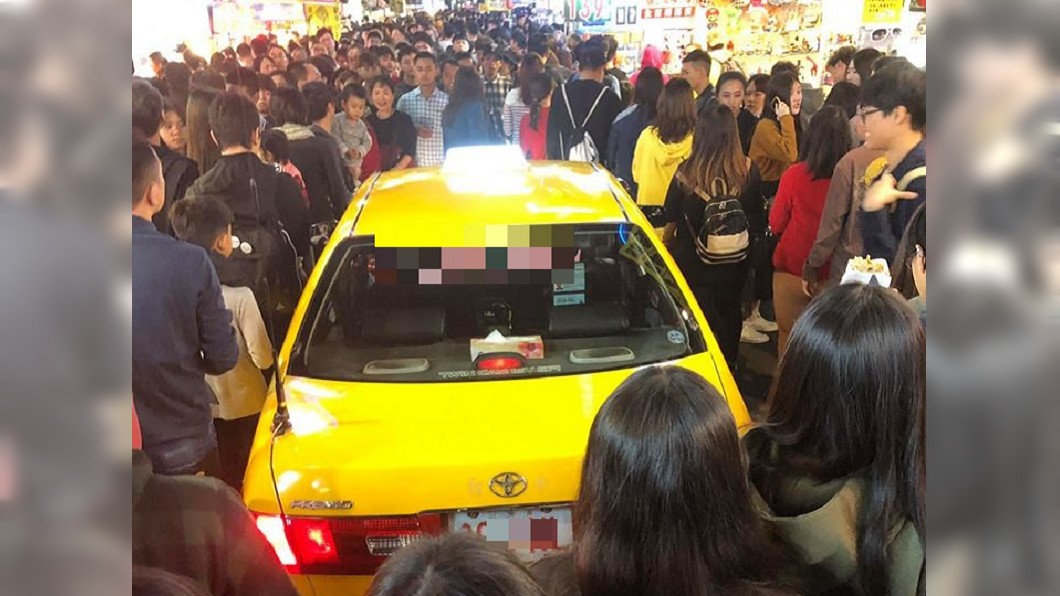 大黃蜂想逛街?無辜小黃誤闖商圈 司機眼神死...