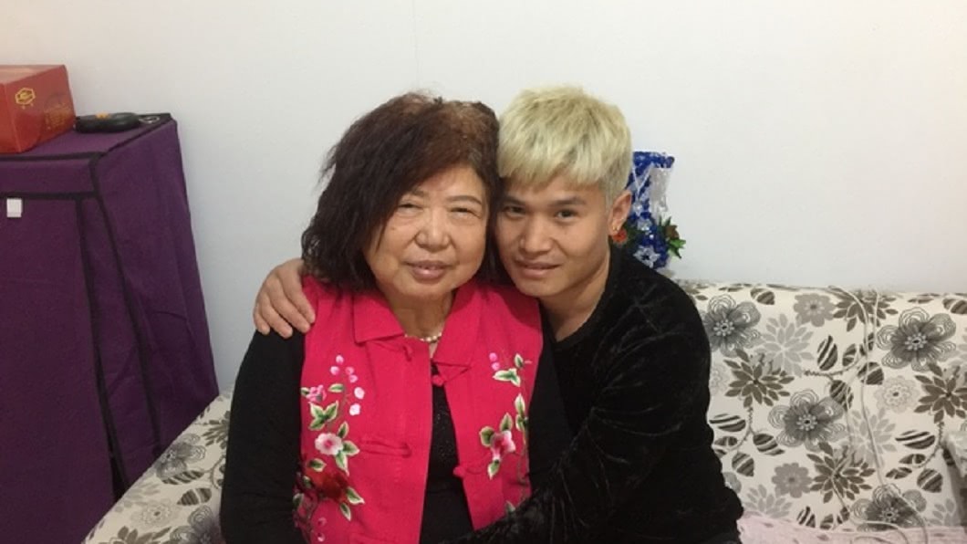小鄭與莉莉幸福版!鮮肉愛上65歲嬤:這輩子認定她了