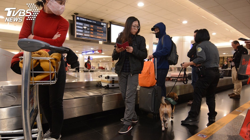 國境防疫升級 旅客主動棄上百件肉製品
