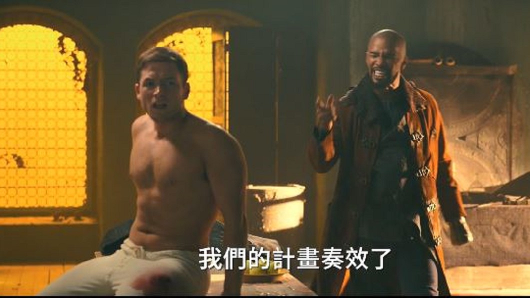 泰隆艾格頓演羅賓漢 秀冰塊肌鍛鍊身手