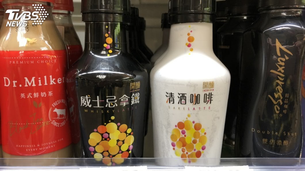 自嘲行銷?超商調酒飲「轉背面超有哏」 網傻眼:被嗆了