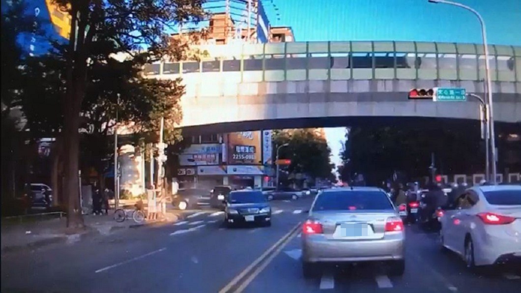 狂三寶逆向肇逃!女駕駛辯肚痛 案情逆轉「車老公開的」