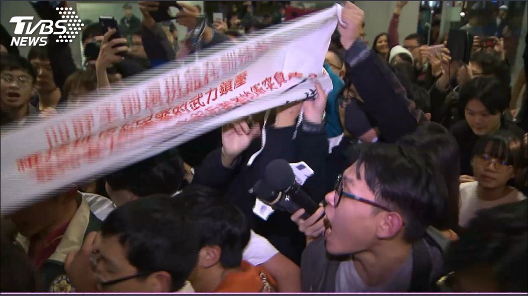 台大生還原真相！江宜樺遭抗議　他曝：博得版面後笑著走