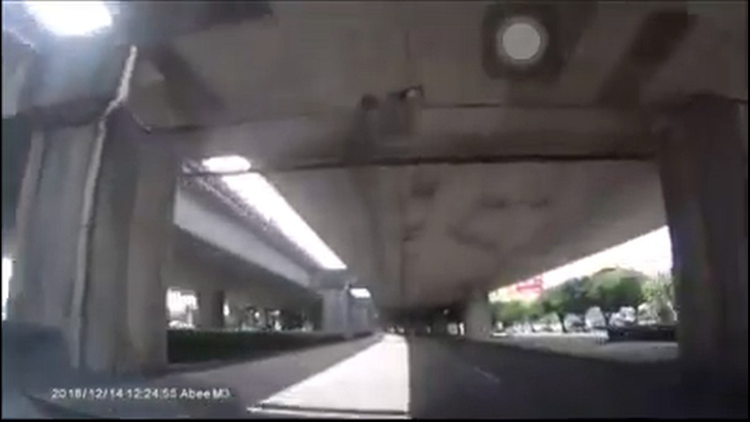 飆車耍帥自撞橋墩 導航淡定一句…網譏:省一筆了