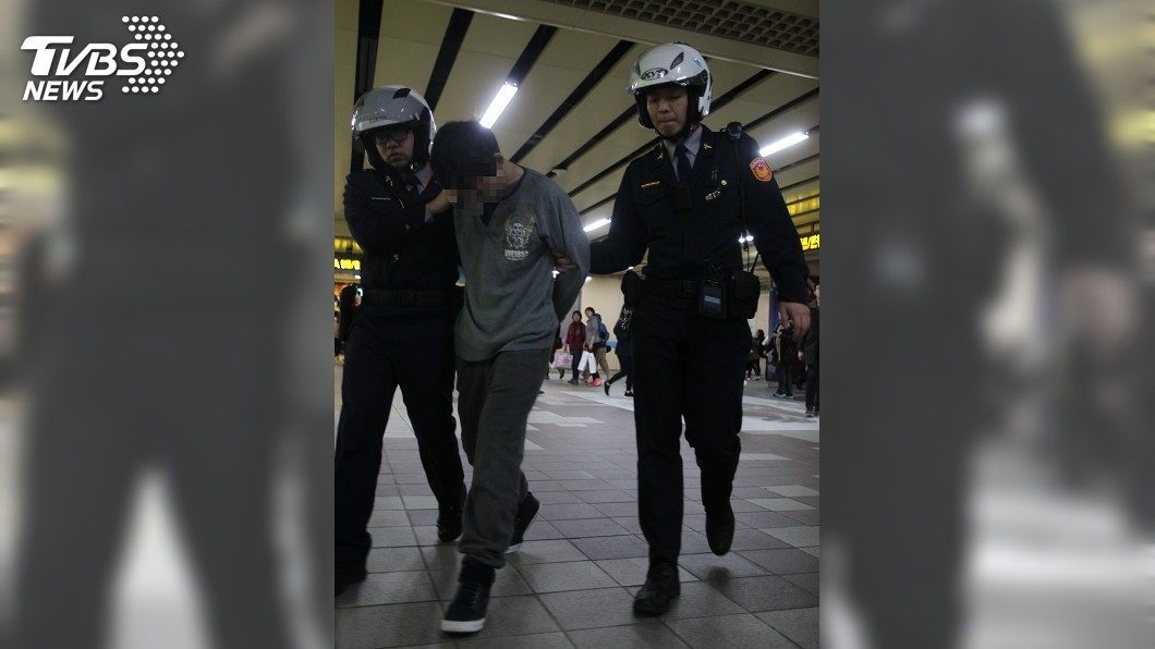 捷運「烤刀怪客」 亮牛排刀拿打火機燒被捕