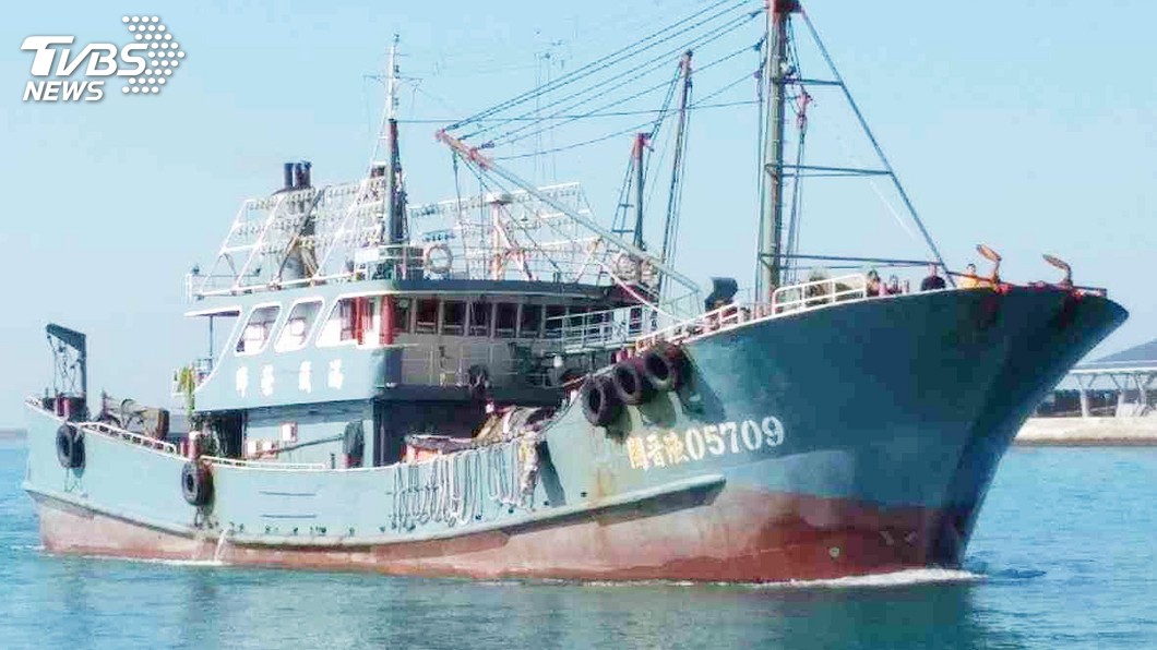 陸船越界捕魚　澎湖海巡艇登檢擦撞受損