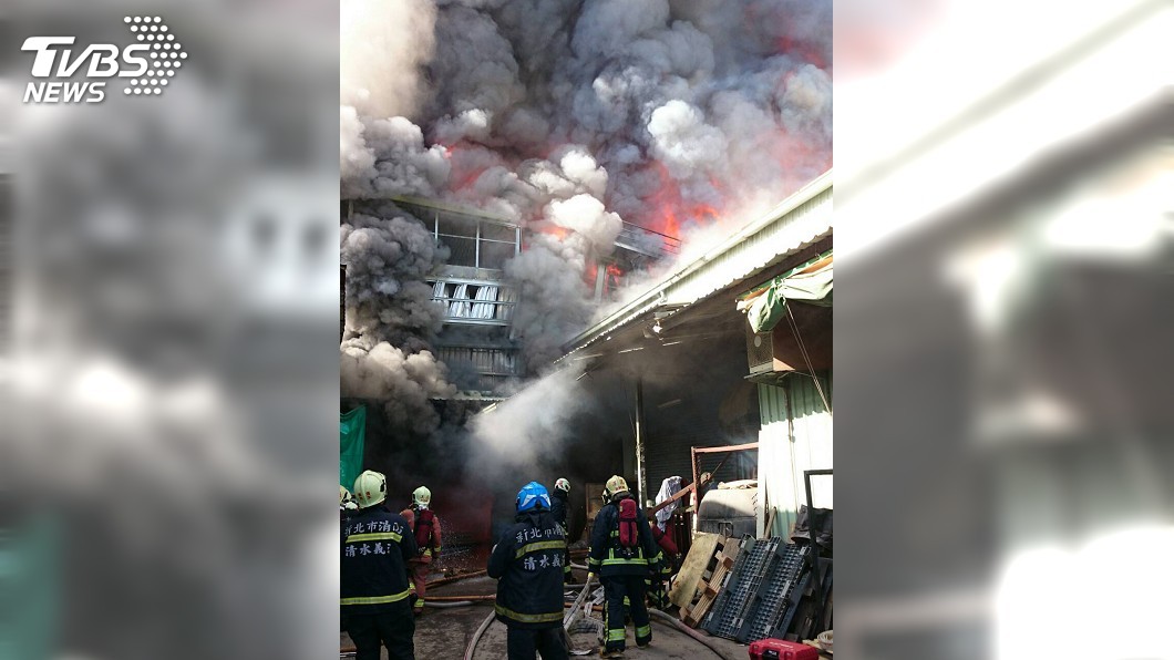 新北土城鐵皮屋工廠火警 救出2人無傷亡