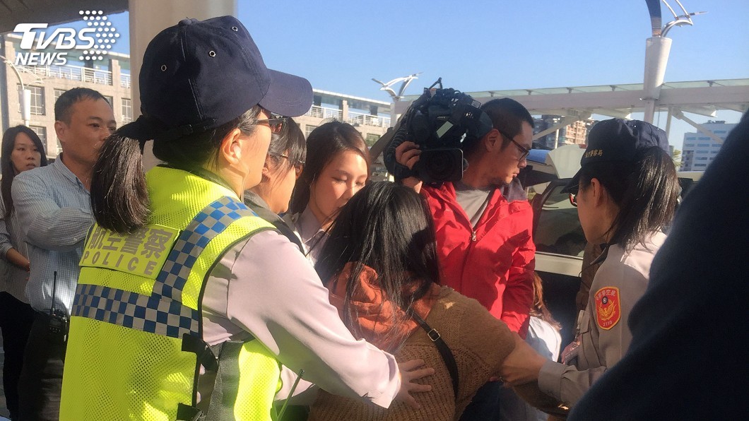 上海參訪團離台 獨派8人機場抗議送辦