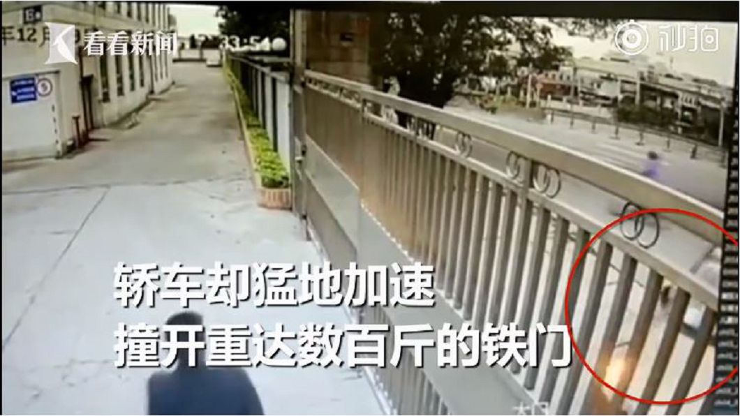 女駕駛剛拿照錯踩油門 百公斤鐵門猛撞保全腦死
