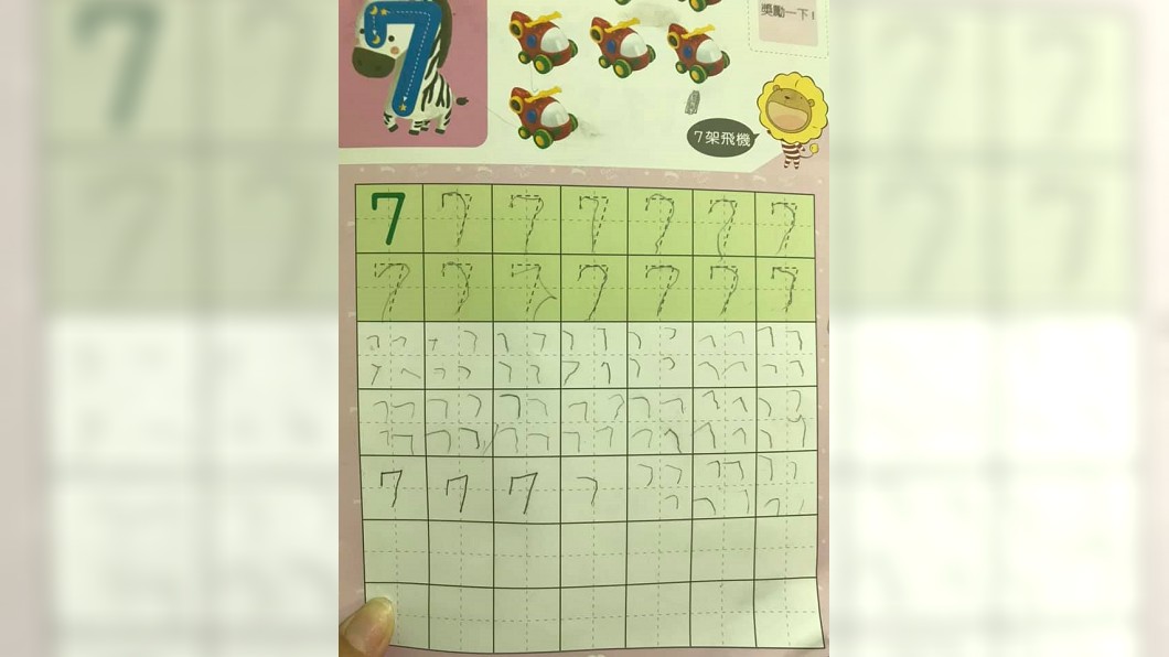 媽媽加碼女兒寫的「7」。圖／爆怨公社