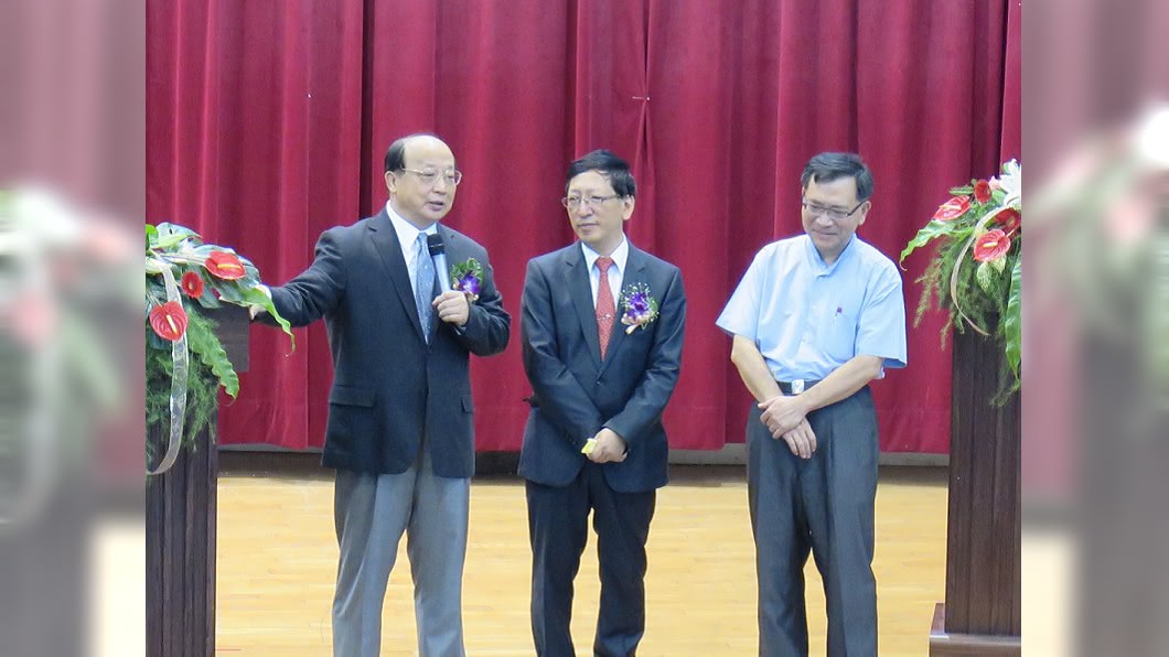 吳榕峯(中)。圖／翻攝自華盛頓中學網站
