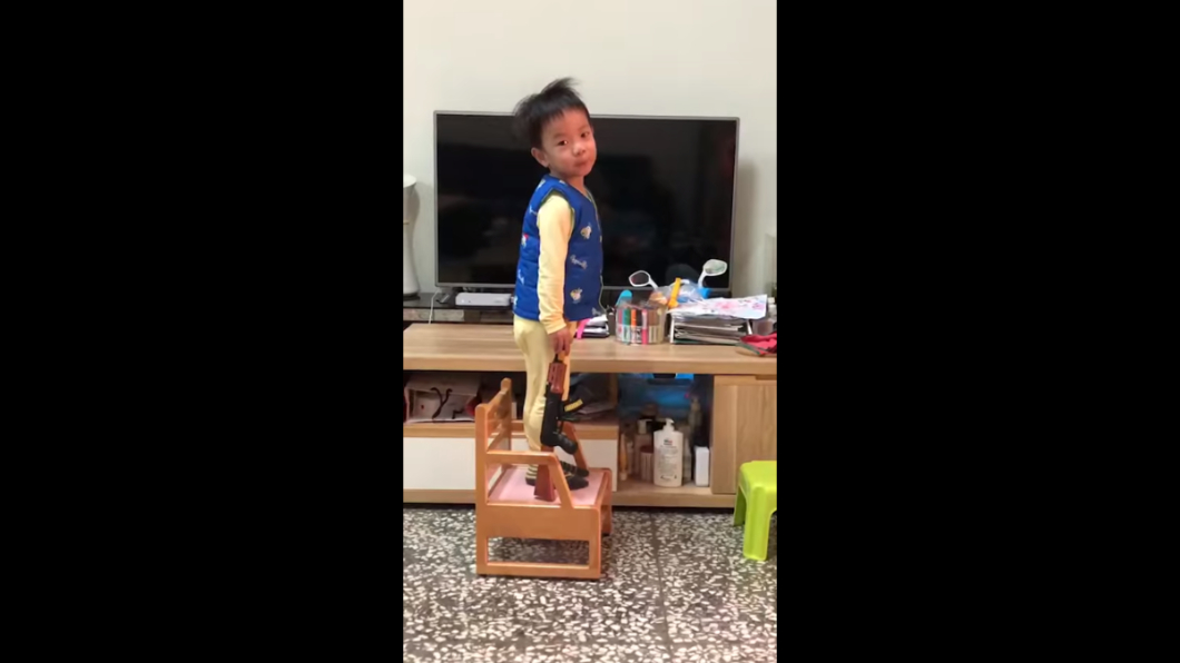 尿布儀隊！2歲童睡醒就操槍　動作超標準
