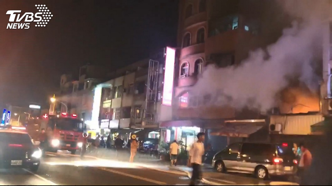 高雄前鎮民宅二樓竄火 屋主看電視聞焦味奔逃