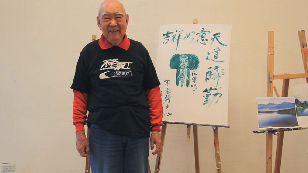 自己穿爛鞋、錢都捐出去!「不老騎士」病逝 骨灰回家了