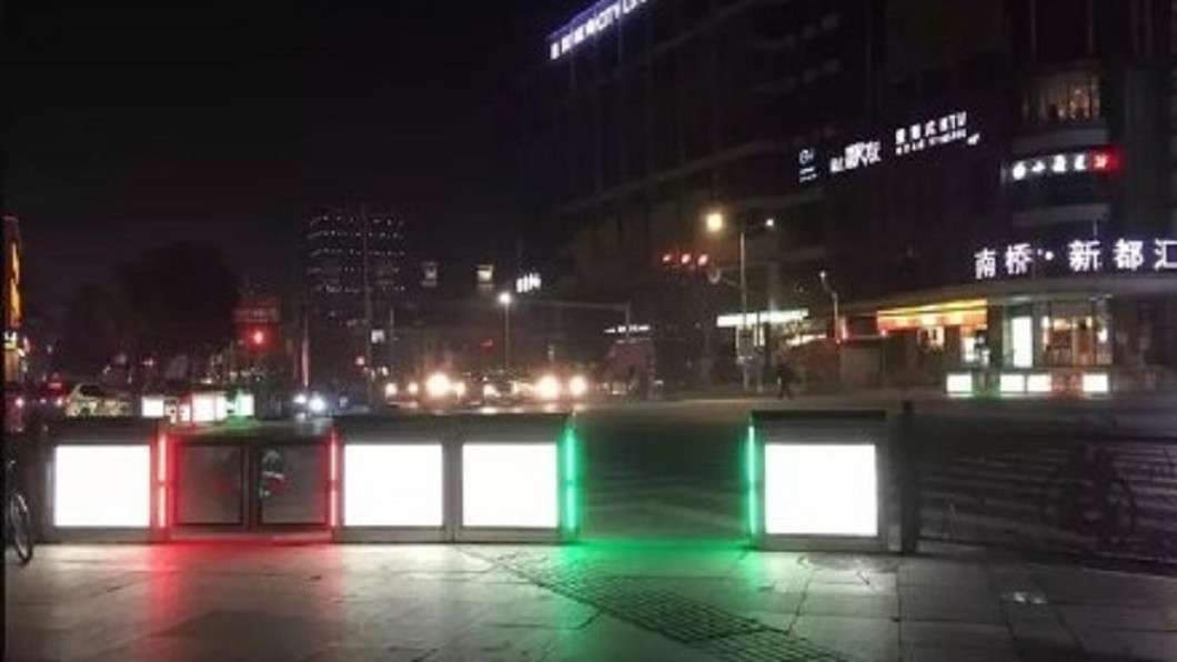 陸防行人闖燈新招 上海馬路邊裝閘門