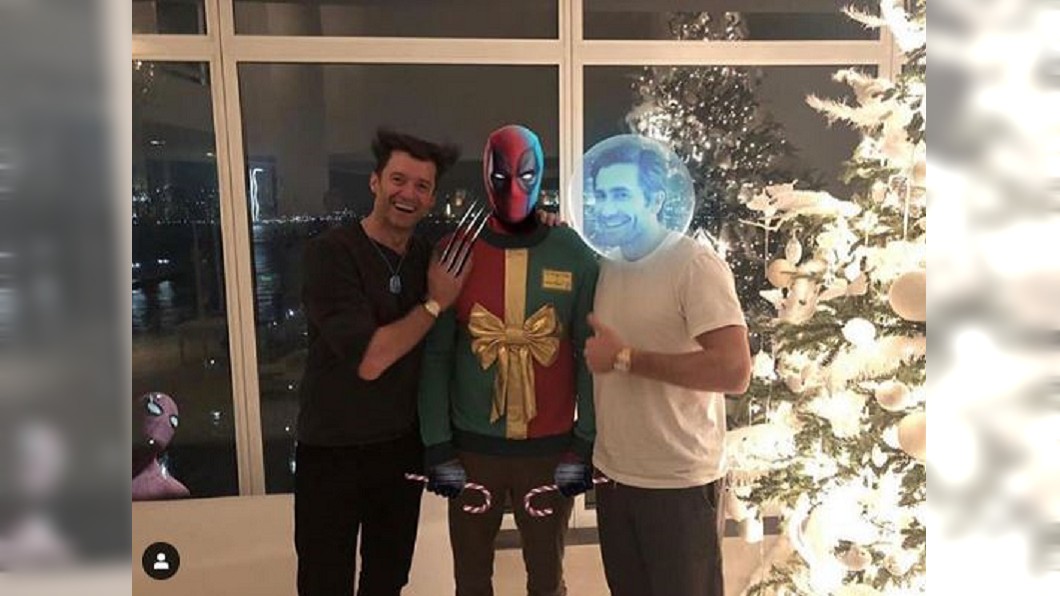 死侍被金鋼狼惡整 超醜毛衣眾人笑翻:你就像個禮物!