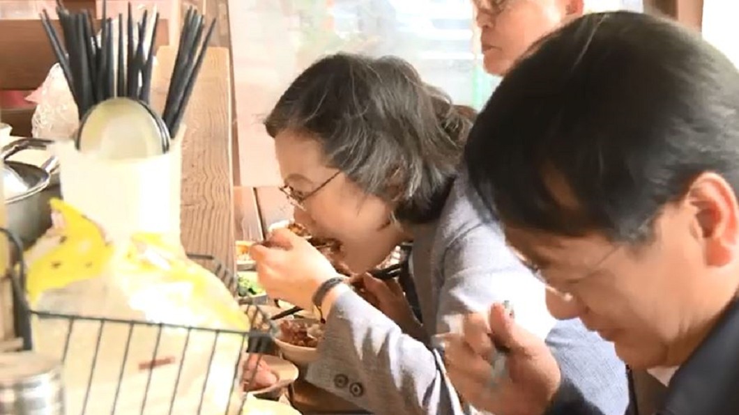 嗑滷肉飯挺豬農!小英現身市場 他自薦掌北農:比韓總強