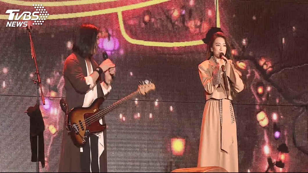 五月天台中首晚! 合體田馥甄開唱小幸運