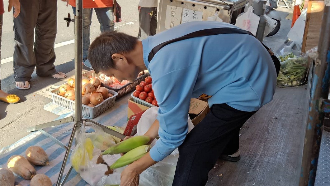 癌細胞擴全身...病父為兒日夜擺攤　賣到虧錢不喊苦