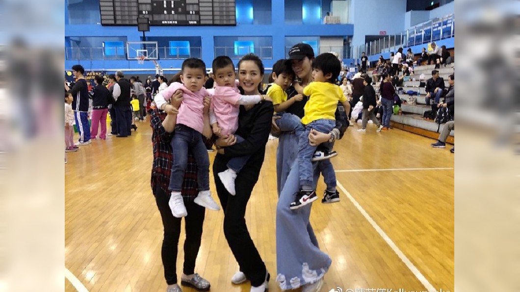 「媽媽力強大」！　林志穎妻一次抱起兩兒成亮點