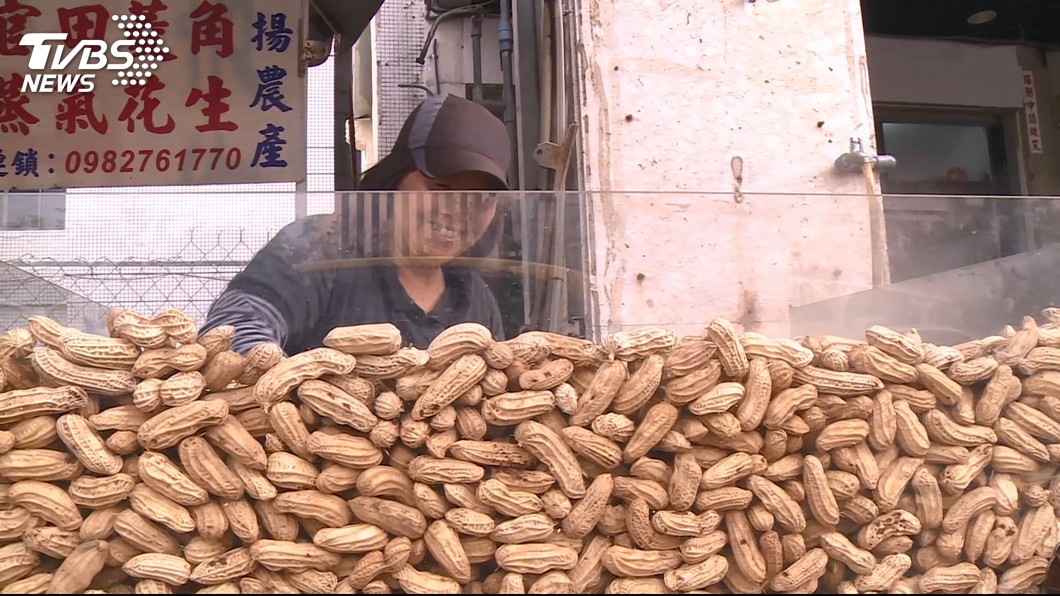 抽嘸籤山不轉路轉 搶租飲料店門口擺攤