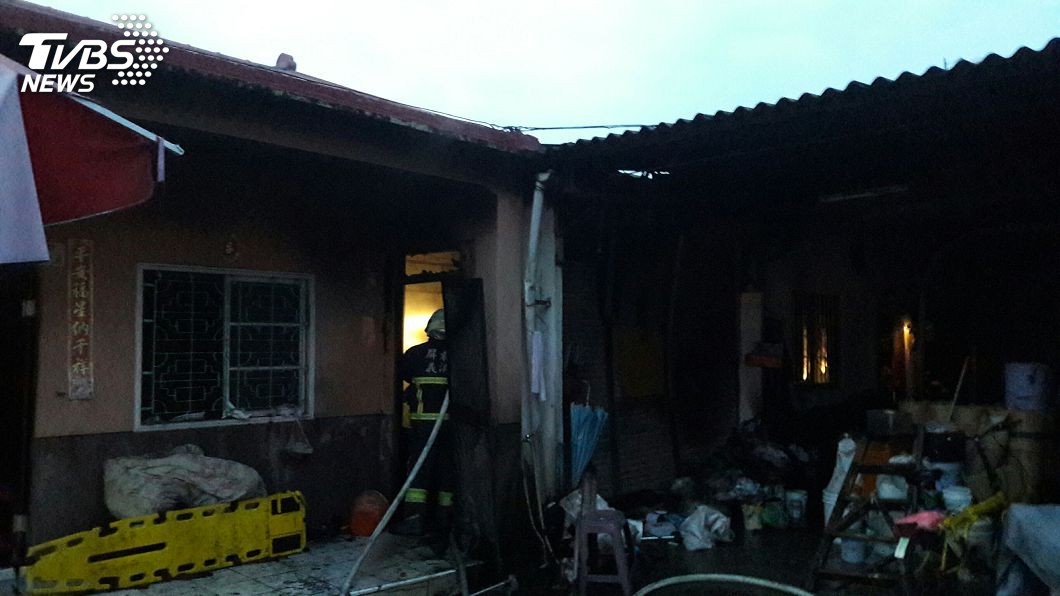 半夜睡不著在客廳玩火 媳婦釀火燒死公公