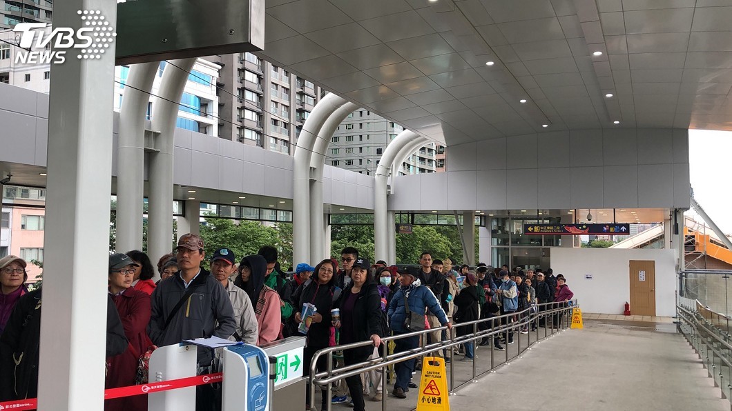 淡海輕軌通車 首日各站體驗人潮擠爆