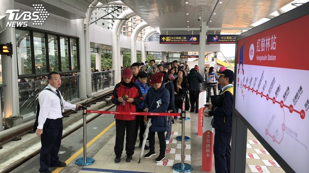 通車首日湧人潮　淡海輕軌一度訊號異常停駛