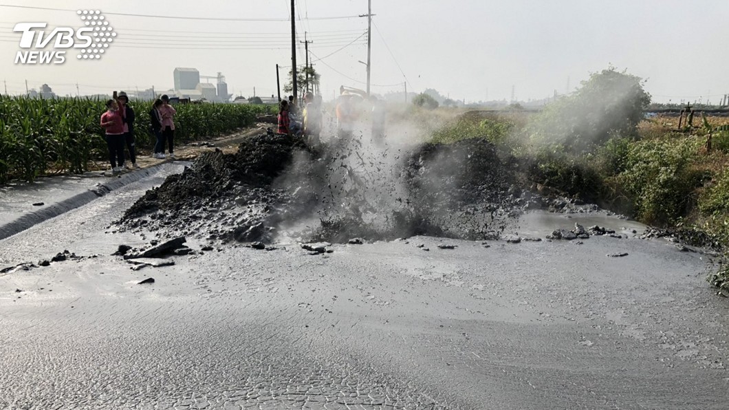 屏東萬丹泥火山噴發 道路毀損、玉米田遭殃