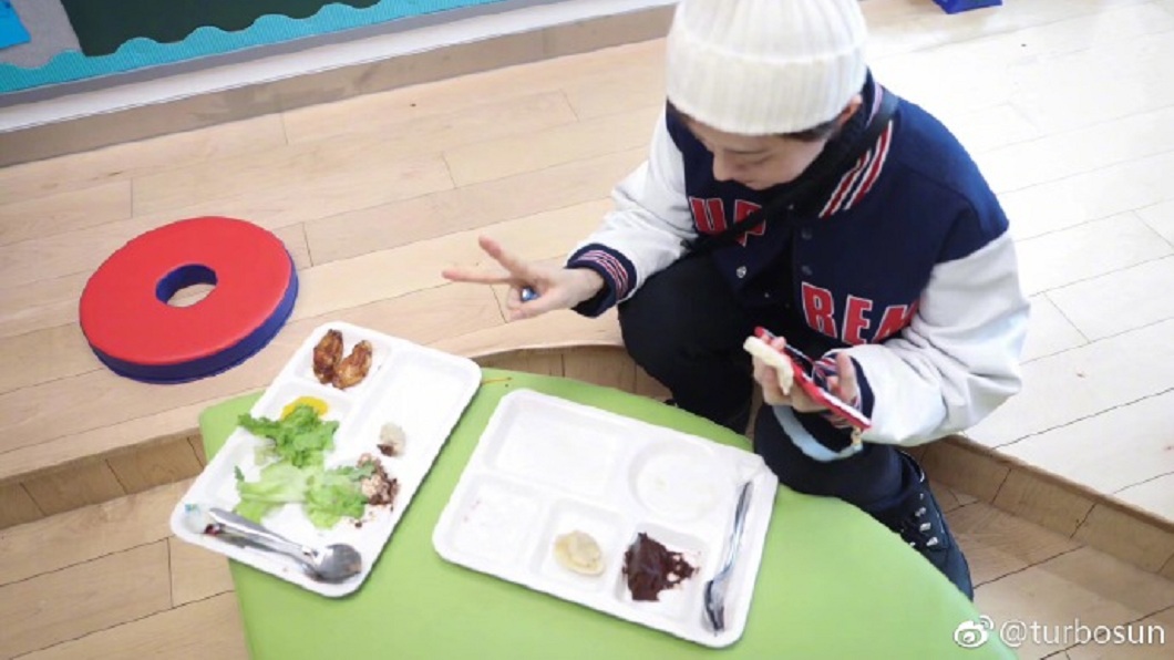 孫儷日前去參加兒子學校的活動。(圖／翻攝自微博)