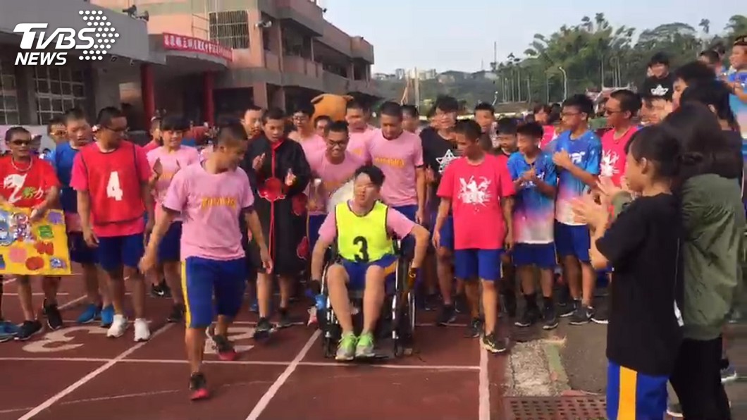 不留遺憾!他坐輪椅跑接力最後一棒 全班陪跑衝終點