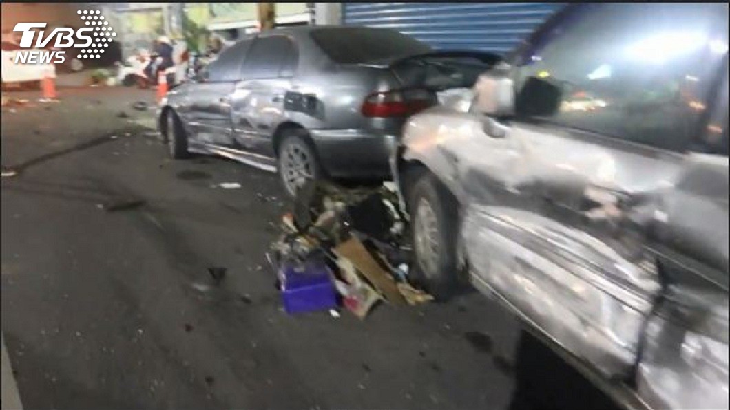 被撞的野狼機車被夾在2輛轎車中間,當場成為廢鐵。(圖/TVBS)
