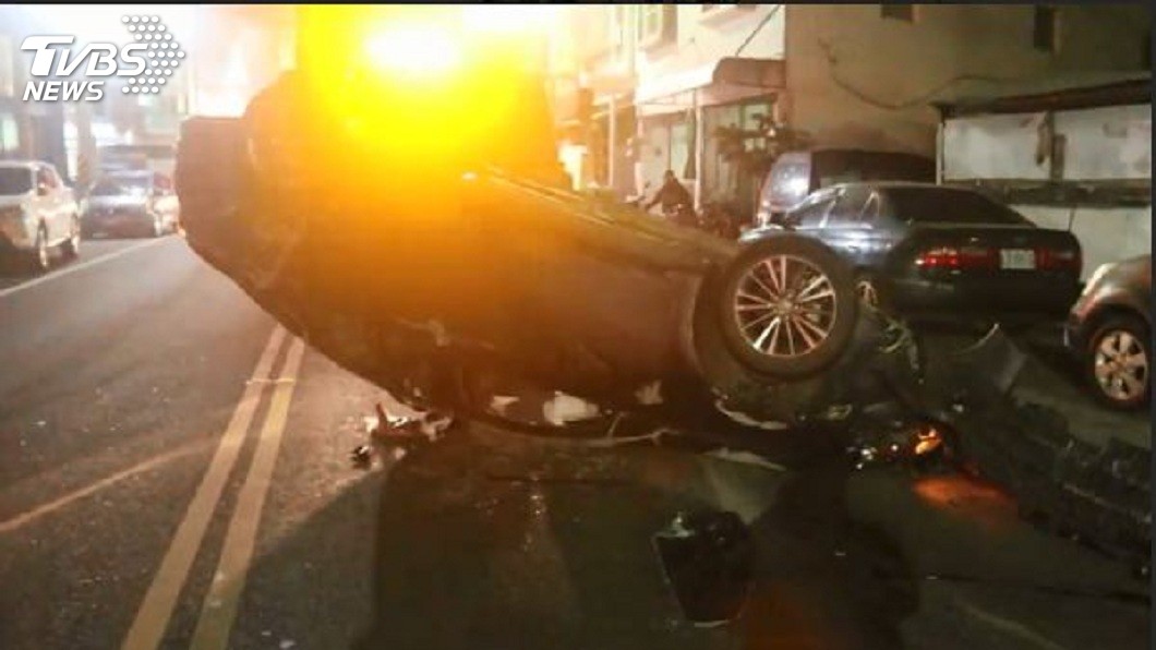 肇事轎車當時突然以破百時速通過路口。(圖/TVBS)