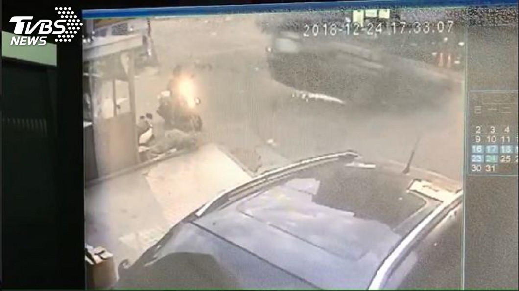 行經紅燈路口突加速 轎車破百公里撞3車1死1傷