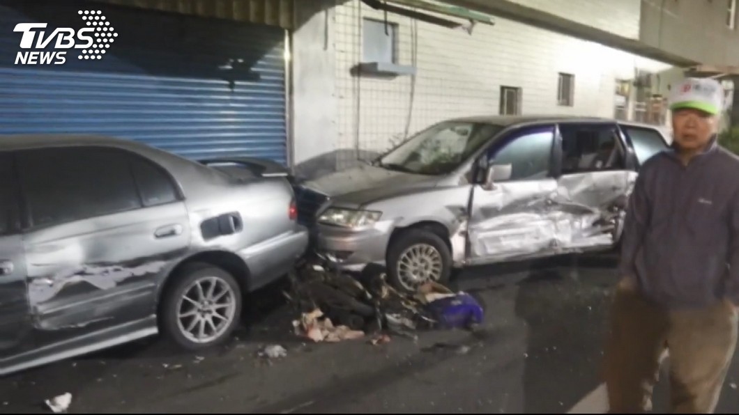 轎車狂飆時速破百 連撞3車騎士噴飛亡