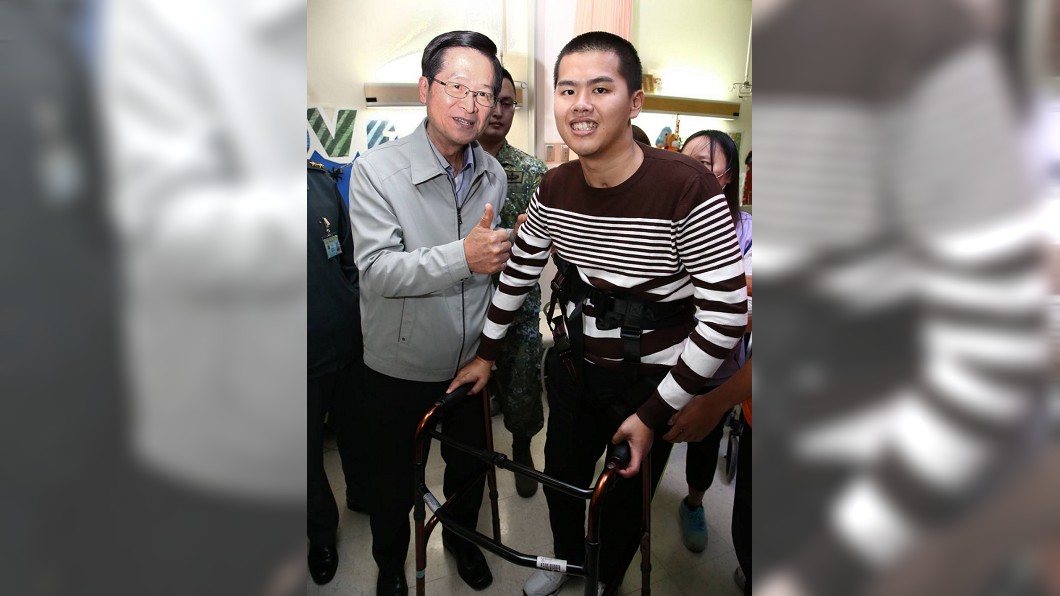 奇蹟!秦良丰復健良好 靠助行器已能站立10秒
