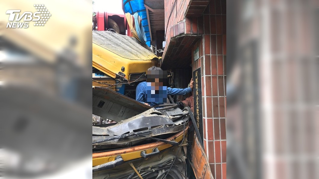 工程車失控撞進工廠 車頭全毀駕駛卡車內急送醫