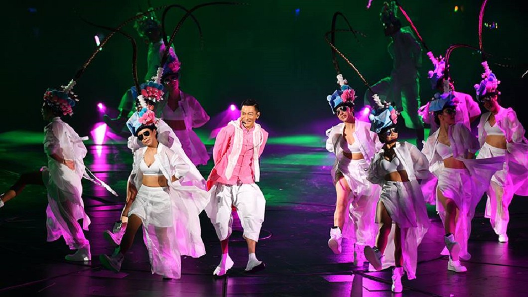 華仔耶誕夜開唱 數萬歌迷同樂演藝大咖明星齊聚