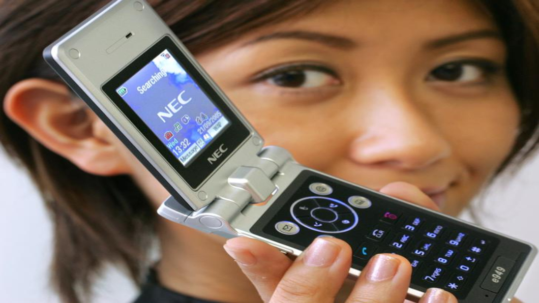 只能打電話.傳簡訊　日本「摺疊機」復活