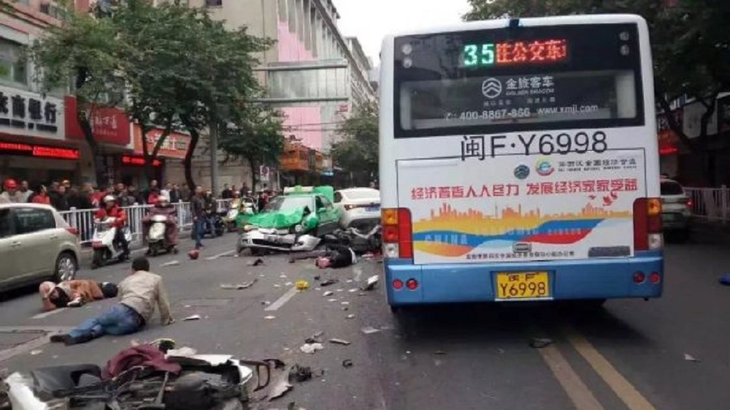無差別殺人!男割喉警劫公車撞死8人 刀還在滴血…