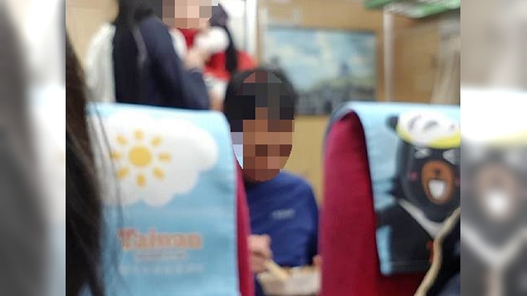 尖叫踢椅子!提醒3寶媽遭嗆15分鐘 爸這舉動讓人看傻