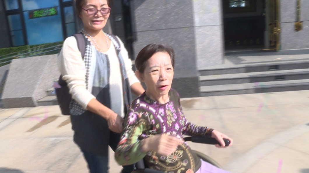 吳淑珍自曝腎出血 看護公主抱上車緊急就醫