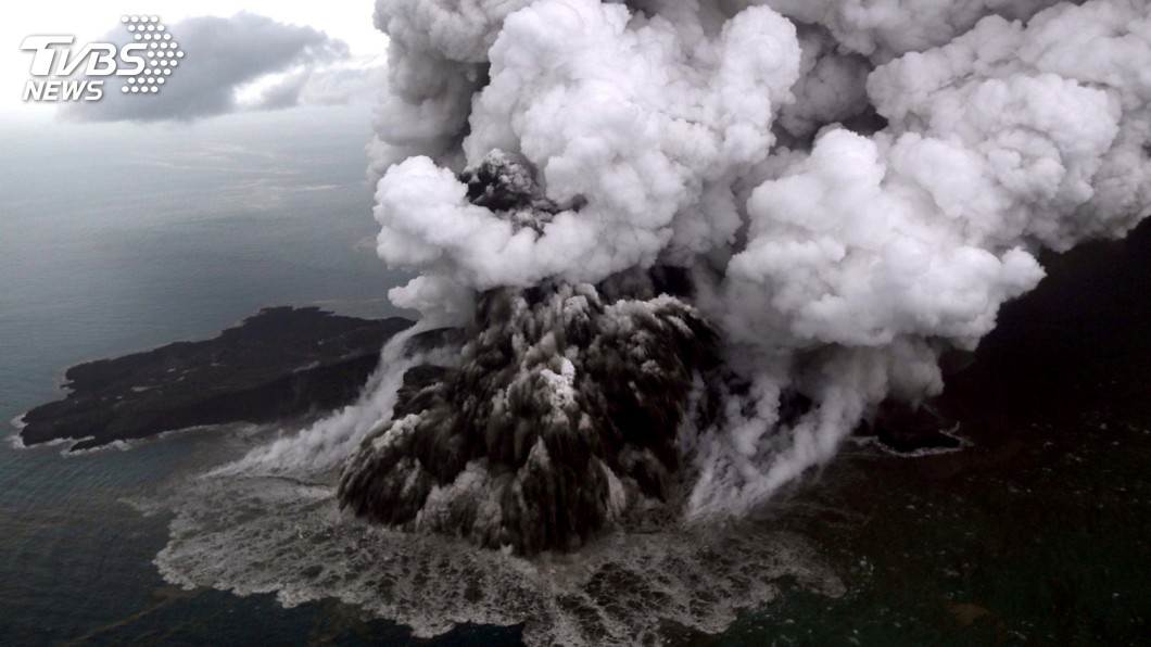 火山灰籠罩天空 印尼:周圍所有航班改道