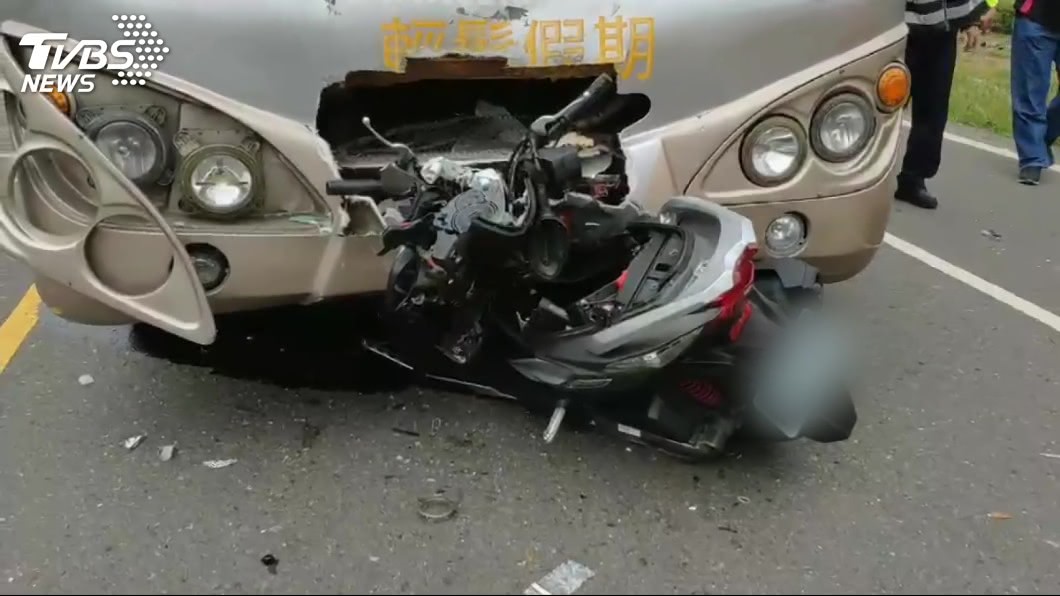陸客團遊覽車疑超速!對撞機車 騎士臉凹陷喪命