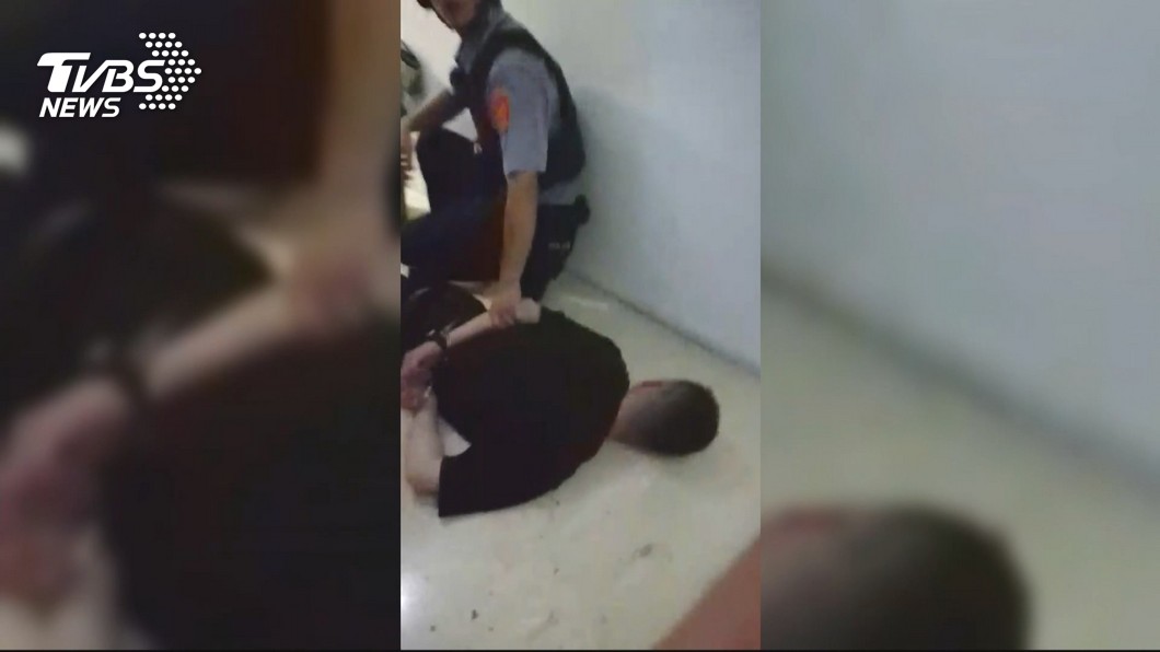 殺人的男子遭警方逮捕壓制,屋主不滿自己的房子成為凶宅,憤而向他求償237萬元。(圖/TVBS)